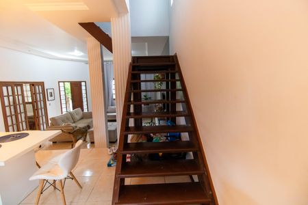 Casa à venda com 210m², 4 quartos e 2 vagasEscada