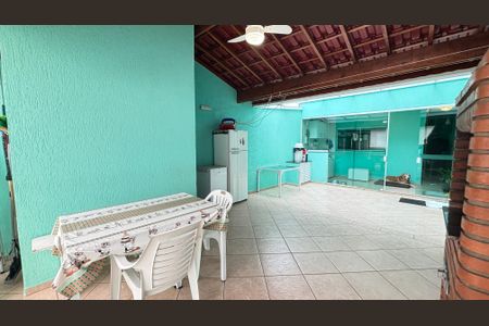 Casa para alugar com 246m², 3 quartos e 5 vagas Casa para alugar com 246m², 3 quartos e 5 vagasQuintal