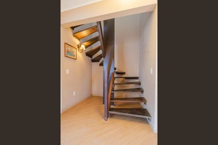 Casa de condomínio à venda com 120m², 3 quartos e 2 vagas Casa de condomínio à venda com 120m², 3 quartos e 2 vagasEscada