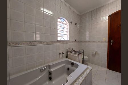 Casa à venda com 360m², 4 quartos e 5 vagas Casa à venda com 360m², 4 quartos e 5 vagasBanheiro Suíte 1