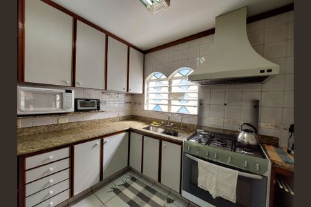 Casa à venda com 360m², 4 quartos e 5 vagas Casa à venda com 360m², 4 quartos e 5 vagasCozinha
