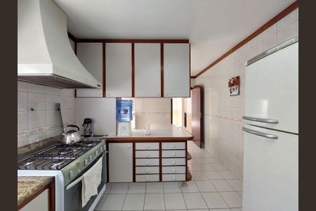 Casa à venda com 360m², 4 quartos e 5 vagas Casa à venda com 360m², 4 quartos e 5 vagasCozinha