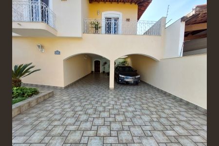 Casa à venda com 360m², 4 quartos e 5 vagas Casa à venda com 360m², 4 quartos e 5 vagasGaragem