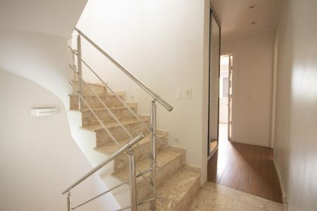 Casa de condomínio à venda com 180m², 3 quartos e 2 vagas Casa de condomínio à venda com 180m², 3 quartos e 2 vagasEscada