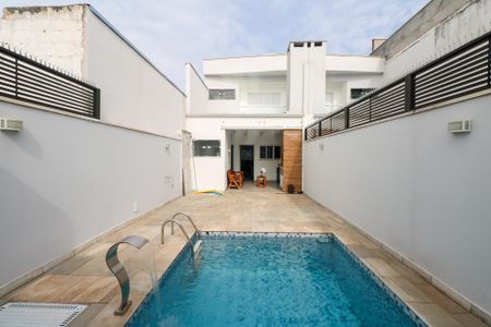 Casa à venda com 200m², 3 quartos e 4 vagas Casa à venda com 200m², 3 quartos e 4 vagasPiscina