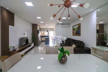 Casa à venda com 200m², 3 quartos e 4 vagas Casa à venda com 200m², 3 quartos e 4 vagasSala de Jantar