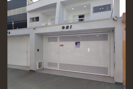 Casa à venda com 200m², 3 quartos e 4 vagas Casa à venda com 200m², 3 quartos e 4 vagasFachada