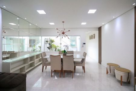 Casa à venda com 200m², 3 quartos e 4 vagas Casa à venda com 200m², 3 quartos e 4 vagasSala de Jantar