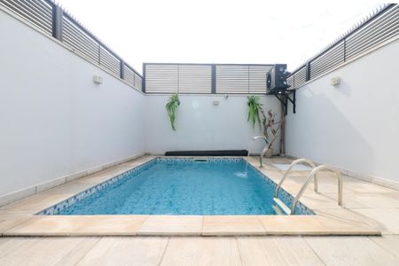 Casa à venda com 200m², 3 quartos e 4 vagas Casa à venda com 200m², 3 quartos e 4 vagasPiscina