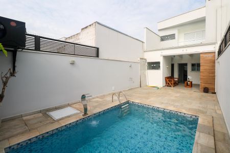 Casa à venda com 200m², 3 quartos e 4 vagas Casa à venda com 200m², 3 quartos e 4 vagasPiscina
