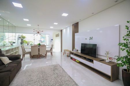 Casa à venda com 200m², 3 quartos e 4 vagas Casa à venda com 200m², 3 quartos e 4 vagasSala