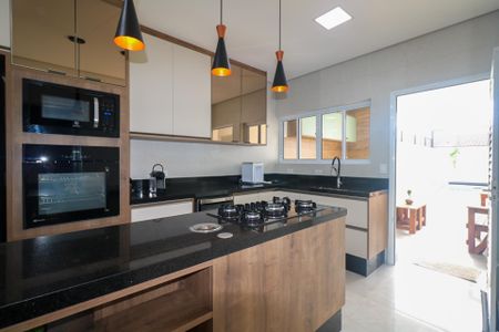 Casa à venda com 200m², 3 quartos e 4 vagas Casa à venda com 200m², 3 quartos e 4 vagasCozinha