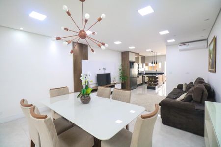 Casa à venda com 200m², 3 quartos e 4 vagas Casa à venda com 200m², 3 quartos e 4 vagasSala de Jantar