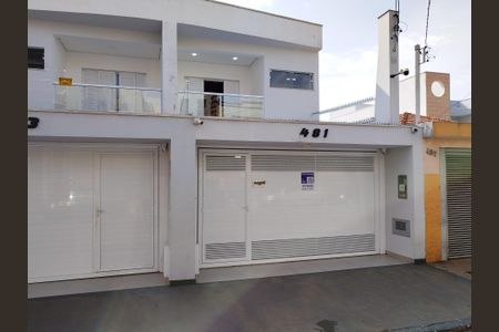 Casa à venda com 200m², 3 quartos e 4 vagas Casa à venda com 200m², 3 quartos e 4 vagasFachada