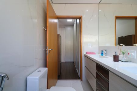 Casa à venda com 200m², 3 quartos e 4 vagas Casa à venda com 200m², 3 quartos e 4 vagasBanheiro da Suíte 1