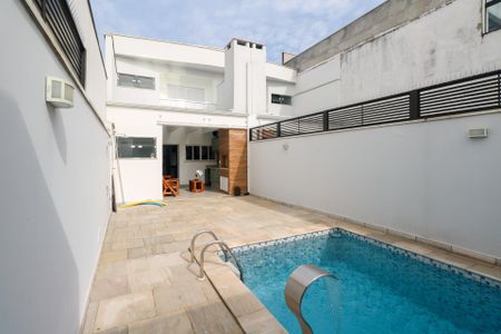 Casa à venda com 200m², 3 quartos e 4 vagas Casa à venda com 200m², 3 quartos e 4 vagasPiscina