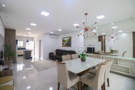 Casa à venda com 200m², 3 quartos e 4 vagas Casa à venda com 200m², 3 quartos e 4 vagasSala de Jantar