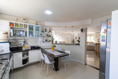 Casa de condomínio à venda com 400m², 3 quartos e 4 vagas Casa de condomínio à venda com 400m², 3 quartos e 4 vagasCozinha