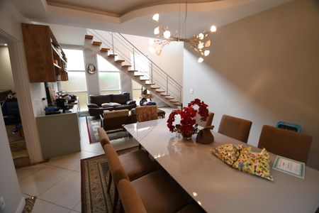 Casa de condomínio para alugar com 320m², 3 quartos e 4 vagasSala