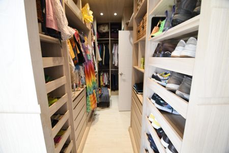 Casa de condomínio para alugar com 320m², 3 quartos e 4 vagasQuarto Suíte 3 - Closet