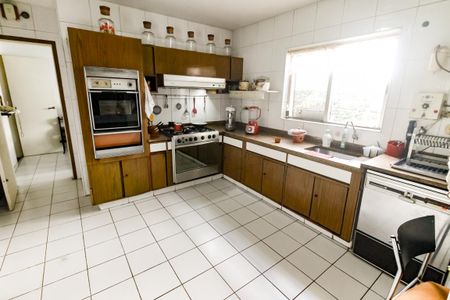 Casa à venda com 800m², 5 quartos e NaN vagas Casa à venda com 800m², 5 quartos e NaN vagasCozinha - Armários