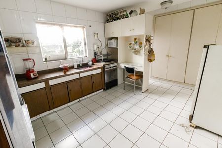 Casa à venda com 800m², 5 quartos e NaN vagas Casa à venda com 800m², 5 quartos e NaN vagasCozinha - Armários