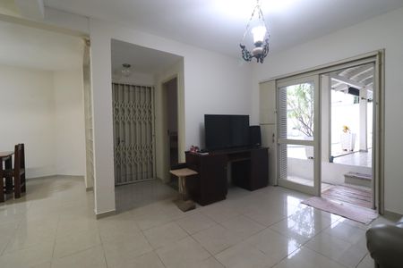 Casa à venda com 221m², 3 quartos e 4 vagasSala
