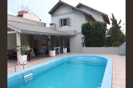 Casa à venda com 221m², 3 quartos e 4 vagas Casa à venda com 221m², 3 quartos e 4 vagasÁrea comum - Piscina