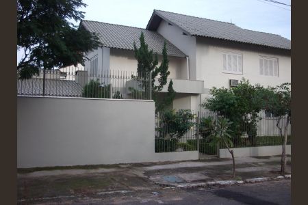Casa à venda com 221m², 3 quartos e 4 vagas Casa à venda com 221m², 3 quartos e 4 vagasFachada