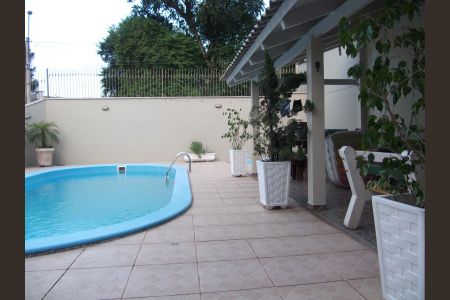 Casa à venda com 221m², 3 quartos e 4 vagas Casa à venda com 221m², 3 quartos e 4 vagasÁrea comum - Piscina