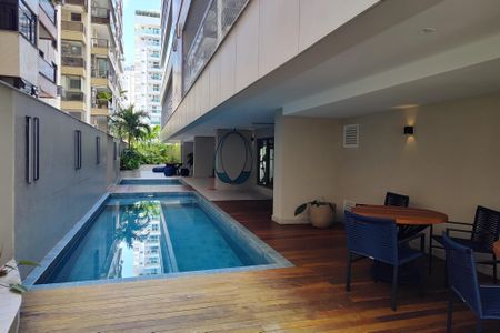 Apartamento à venda com 144m², 4 quartos e 2 vagas Apartamento à venda com 144m², 4 quartos e 2 vagasÁrea comum - Piscina