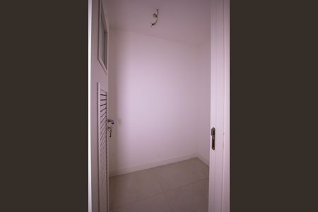 Apartamento à venda com 144m², 4 quartos e 2 vagas Apartamento à venda com 144m², 4 quartos e 2 vagasQuarto de Serviço