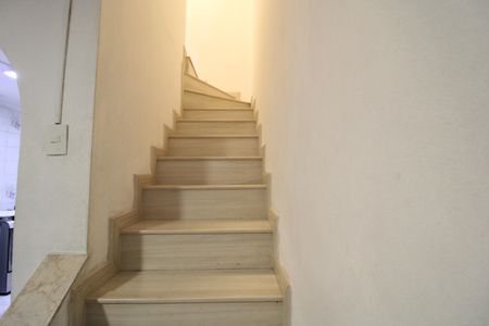 Casa à venda com 190m², 3 quartos e 2 vagasEscada