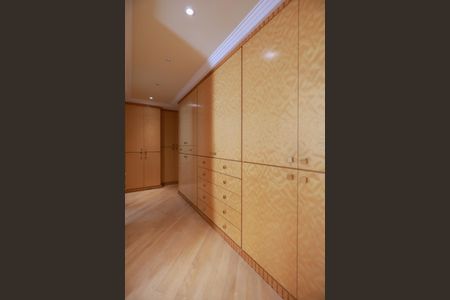 Apartamento à venda com 490m², 4 quartos e 5 vagas Apartamento à venda com 490m², 4 quartos e 5 vagasCloset da Suíte 1