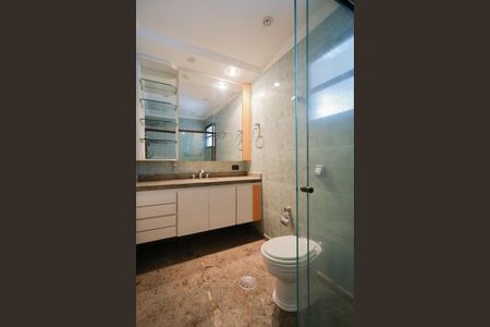 Apartamento à venda com 490m², 4 quartos e 5 vagas Apartamento à venda com 490m², 4 quartos e 5 vagasBanheiro da Suíte 3