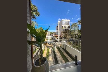 Casa de condomínio à venda com 167m², 4 quartos e 2 vagas Casa de condomínio à venda com 167m², 4 quartos e 2 vagasVaranda