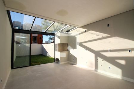 Casa de condomínio à venda com 167m², 4 quartos e 2 vagas Casa de condomínio à venda com 167m², 4 quartos e 2 vagasCozinha e Área de Serviço