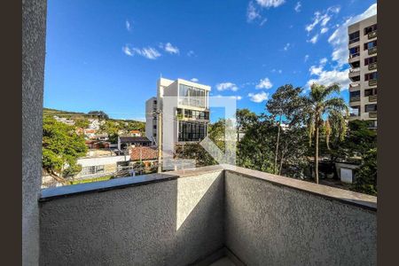 Casa de condomínio à venda com 167m², 4 quartos e 2 vagas Casa de condomínio à venda com 167m², 4 quartos e 2 vagasVaranda