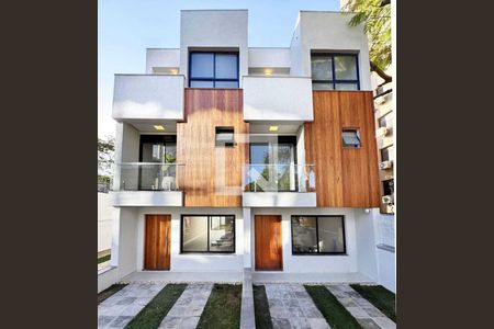 Casa de condomínio à venda com 167m², 4 quartos e 2 vagas Casa de condomínio à venda com 167m², 4 quartos e 2 vagasFachada Casa