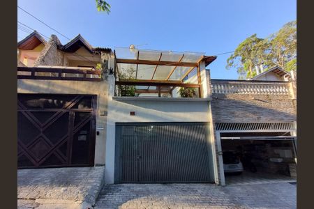 Casa à venda com 180m², 3 quartos e 3 vagas Casa à venda com 180m², 3 quartos e 3 vagasFachada