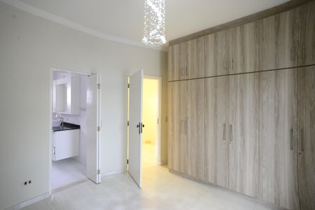 Casa à venda com 350m², 5 quartos e 5 vagasSuíte 2