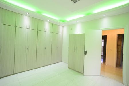 Casa à venda com 350m², 5 quartos e 5 vagasSuíte 1