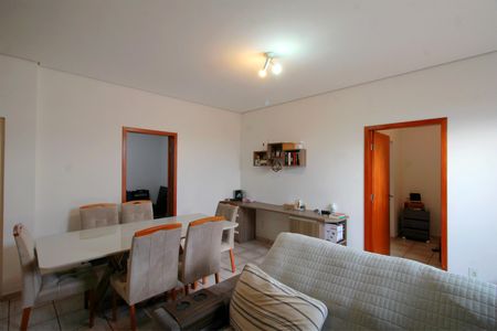 Casa à venda com 245m², 5 quartos e 6 vagasSala 2