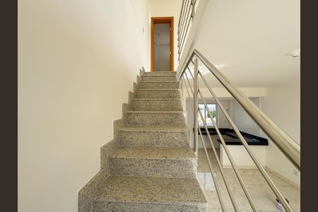 Apartamento à venda com 140m², 2 quartos e 2 vagas Apartamento à venda com 140m², 2 quartos e 2 vagasEscada