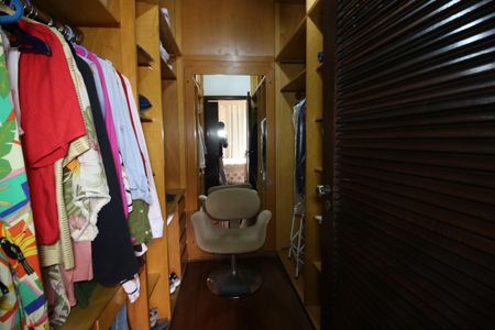 Casa à venda com 226m², 4 quartos e 6 vagasCloset da suíte 1
