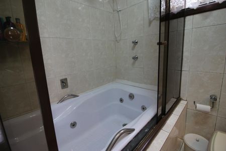 Casa à venda com 226m², 4 quartos e 6 vagasBanheiro da Suíte 1