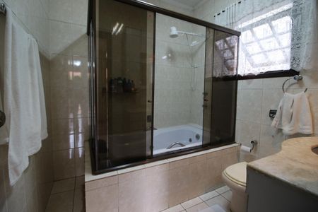 Casa à venda com 226m², 4 quartos e 6 vagasBanheiro da Suíte 1