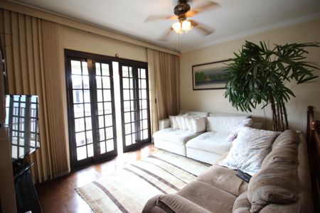 Casa à venda com 226m², 4 quartos e 6 vagasSala 2