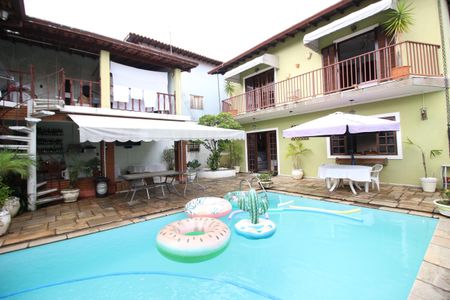 Casa à venda com 226m², 4 quartos e 6 vagasPiscina