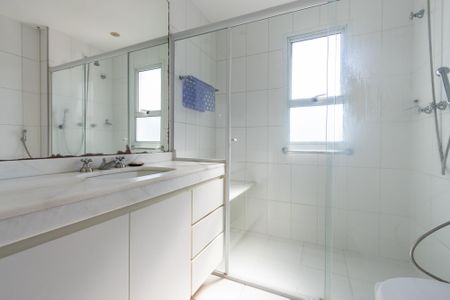 Apartamento à venda com 180m², 4 quartos e 4 vagas Apartamento à venda com 180m², 4 quartos e 4 vagasBanheiro 2